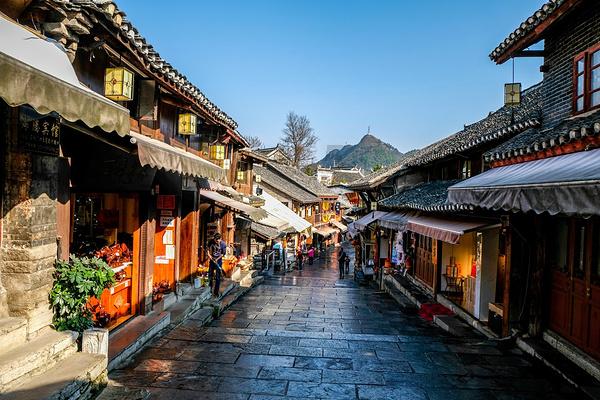 后排加钱升级“大彩电”，谁能撼动BMW 5系的霸主地位？